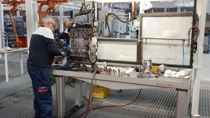 operaio al lavoro in fabbrica