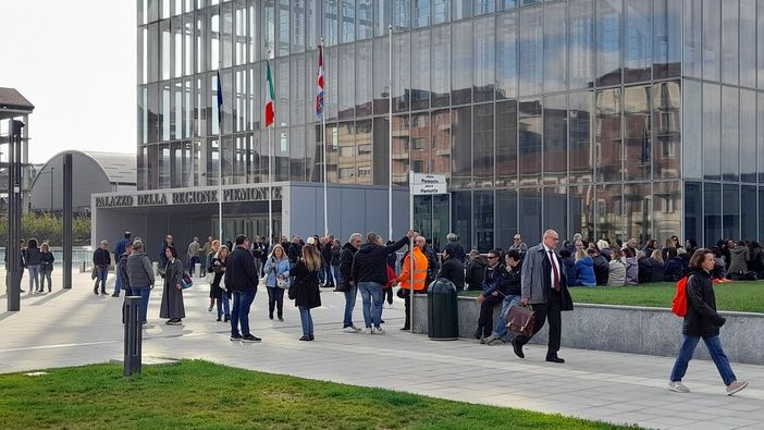 protesta dei lavoratori davanti al grattacielo della Regione protesta dei lavoratori davanti al grattacielo della Regione
