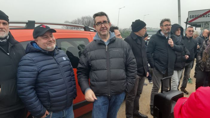 Un presidio dei lavoratori della Lear dei mesi scorsi Un presidio dei lavoratori della Lear dei mesi scorsi