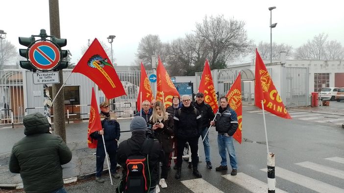 Terzo giorno di proteste a Mirafiori: Fiom e Fismic fuori dalla porta 2 Terzo giorno di proteste a Mirafiori: Fiom e Fismic fuori dalla porta 2