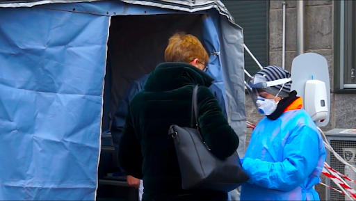 Sondaggio dei medici e infermieri:"Tampone per Covid al 56% del personale sanitario perché mancavano le protezioni" Sondaggio dei medici e infermieri:"Tampone per Covid al 56% del personale sanitario perché mancavano le protezioni"