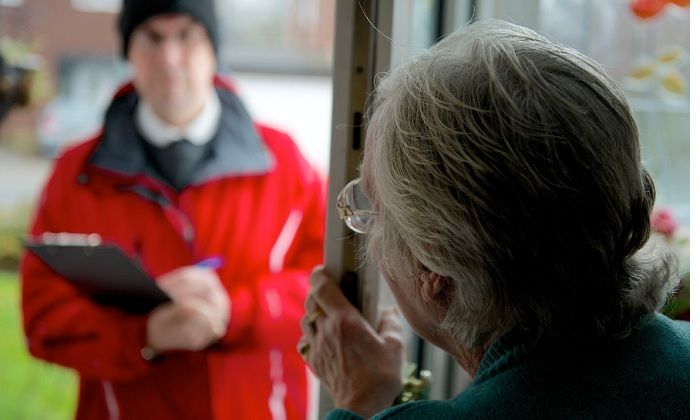 attenzione quando si apre la porta a persone non conosciute attenzione quando si apre la porta a persone non conosciute