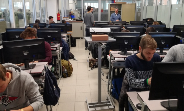 studenti al lavoro in azienda studenti al lavoro in azienda
