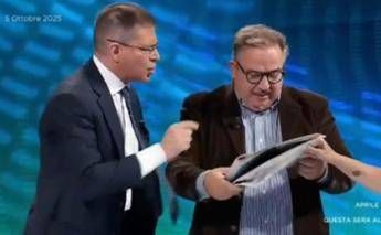 Capezzone-Telese, lite in tv sulla Flotilla tra "buffone" e "fascista" Capezzone-Telese, lite in tv sulla Flotilla tra "buffone" e "fascista"