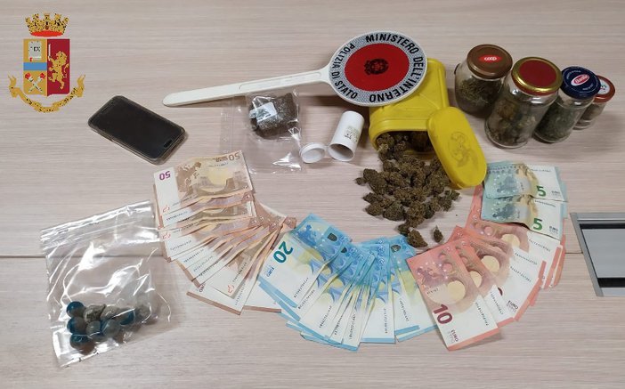 Collegno, arrestato per spaccio: in casa nascondeva hashish e marijuana