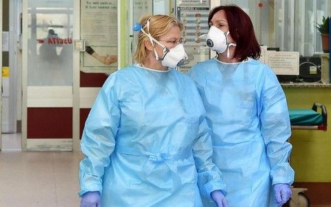 medici con mascherine chirurgiche medici con mascherine chirurgiche