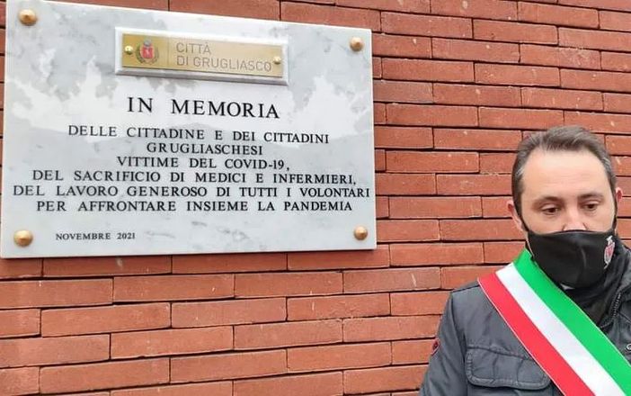Sindaco di Grugliasco Roberto Montà di fronte alla lapide per ricordare i morti per Covid Sindaco di Grugliasco Roberto Montà di fronte alla lapide per ricordare i morti per Covid
