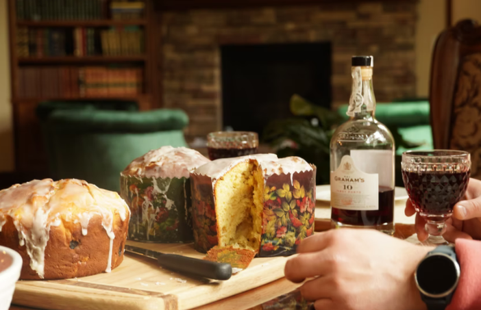 panettoni sul tavolo panettoni sul tavolo