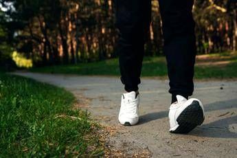 Camminare per il cuore, bastano 15 minuti per la salute: lo studio