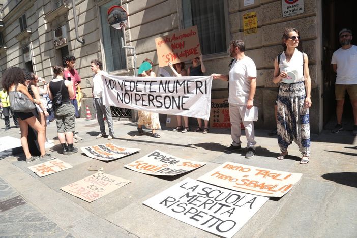 Scuola, la protesta dei docenti arriva a Palazzo Lascaris Scuola, la protesta dei docenti arriva a Palazzo Lascaris