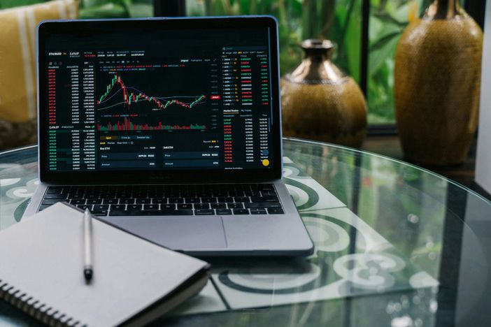 Azioni Petrolifere vs. Etf sul Petrolio: Qual è la Scelta Migliore per Investitori Intermedi?