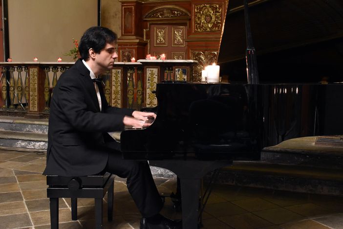 Fabrizio Sanretto, il Pianista del Buio in concerto nella Cappella Mandina di Grugliasco Fabrizio Sanretto, il Pianista del Buio in concerto nella Cappella Mandina di Grugliasco