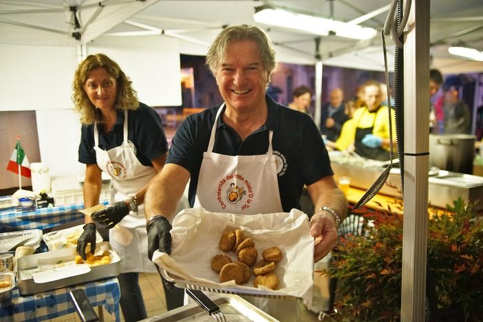 Villanova Solaro: oltre 2500 pasti per la Sagra della Noce Villanova Solaro: oltre 2500 pasti per la Sagra della Noce