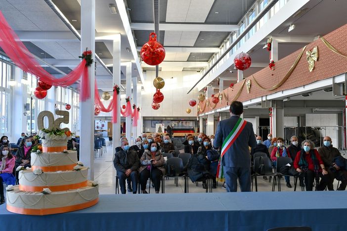 Il sindaco Montà con coppie che festeggiano i 50 anni di matrimonio