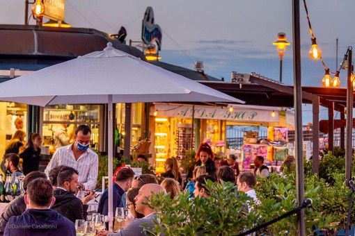 locali aperti la sera - foto di archivio locali aperti la sera - foto di archivio