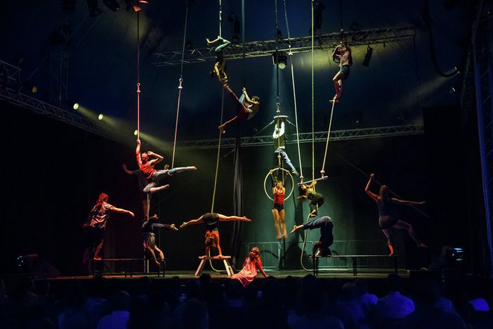 Cirko Vertigo lancia la candidatura UNESCO e apre il Café Müller ai "soli" degli artisti Cirko Vertigo lancia la candidatura UNESCO e apre il Café Müller ai "soli" degli artisti