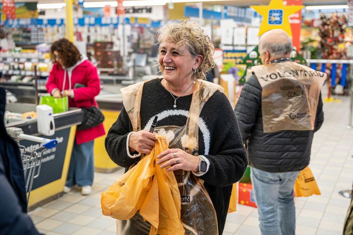 donna al supermercato donna al supermercato
