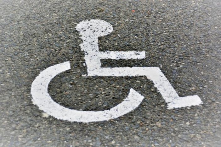 Il simbolo che distingue i parcheggi per disabili