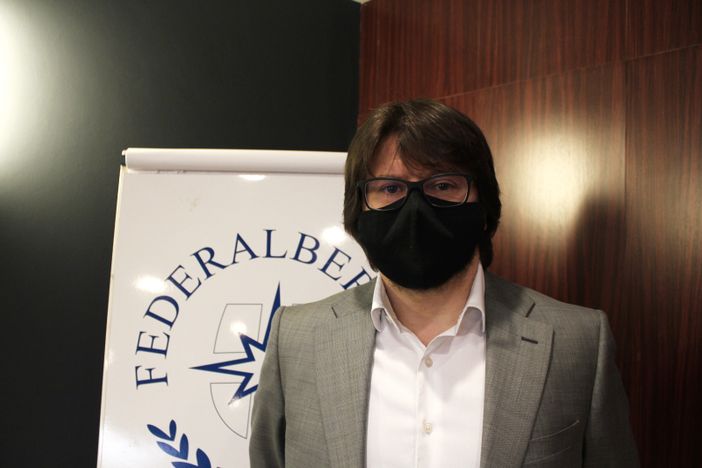 Fabio Borio con mascherina