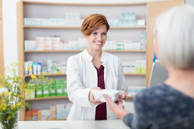 farmacista con cliente