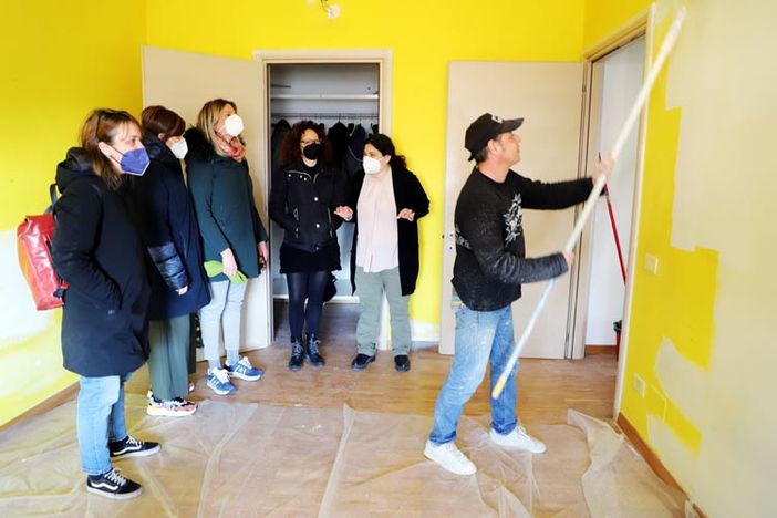 persone che ritinteggiano una casa persone che ritinteggiano una casa