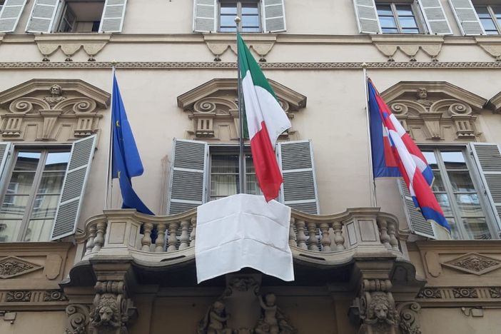 Lo striscione esposto fuori da Palazzo Lascaris