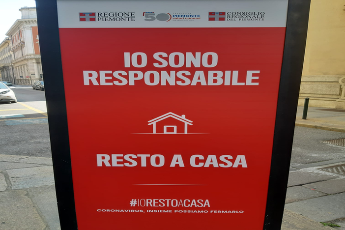 #Iorestoacasa, striscione sul palazzo della Regione in piazza Castello #Iorestoacasa, striscione sul palazzo della Regione in piazza Castello