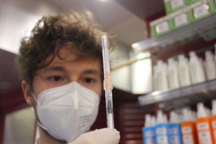 farmacista con vaccino farmacista con vaccino