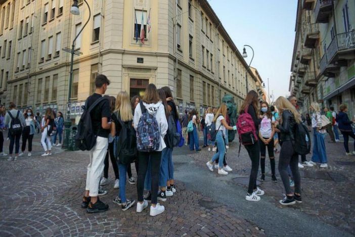 Studenti all'esterno di una scuola