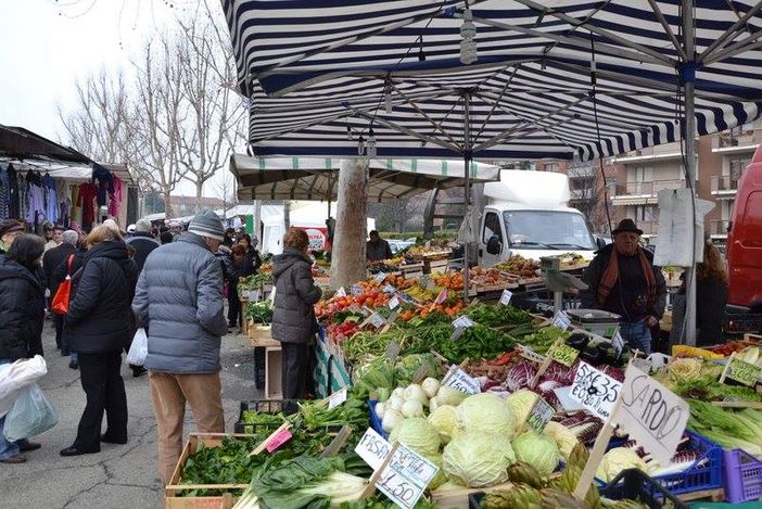 Fase due anche per il mercato di Grugliasco: dal 23 maggio nuove regole in viale Echirolles e via Leon Tron Fase due anche per il mercato di Grugliasco: dal 23 maggio nuove regole in viale Echirolles e via Leon Tron