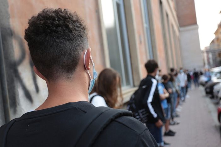 Ragazzi in coda fuori da scuola