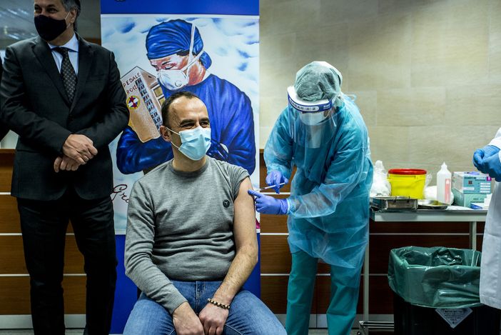 Un uomo riceve il vaccino anti Covid