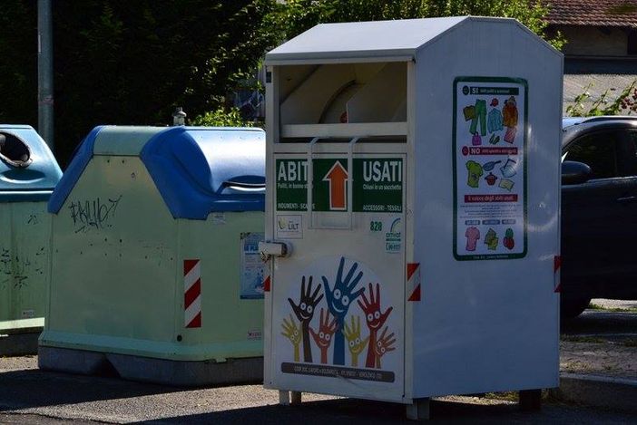 contenitore vestiti usati contenitore vestiti usati
