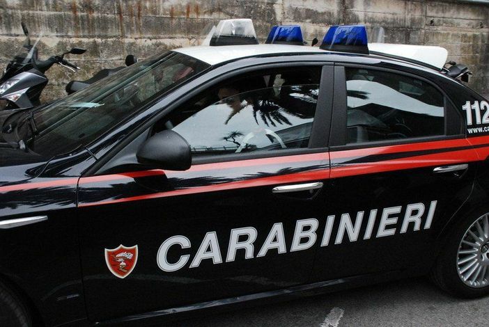 Rivoli, bimbo chiuso in un'auto: salvato da una pattuglia dei Carabinieri Rivoli, bimbo chiuso in un'auto: salvato da una pattuglia dei Carabinieri