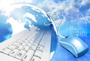 Computer con tastiera su sfondo azzurro