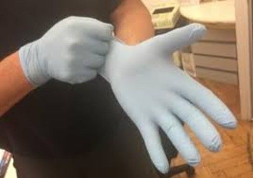 Anche l'Oms sostiene che "i guanti non sono raccomandabili". Cadrà l'obbligo nei supermercati? Anche l'Oms sostiene che "i guanti non sono raccomandabili". Cadrà l'obbligo nei supermercati?