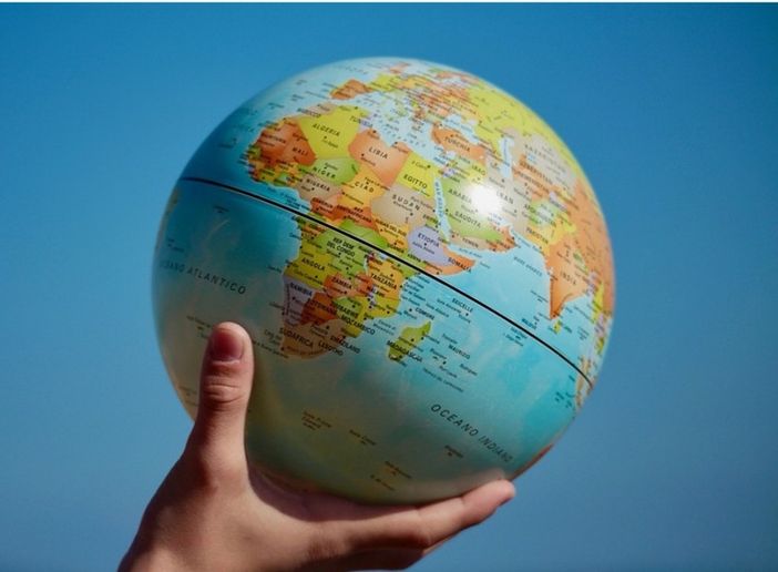 mano che regge un mappamondo