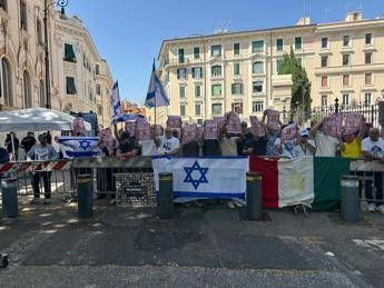 Gaza, davanti alla sinagoga di Roma flashmob in risposta al corteo Propal: "Hamas si arrenda" Gaza, davanti alla sinagoga di Roma flashmob in risposta al corteo Propal: "Hamas si arrenda"