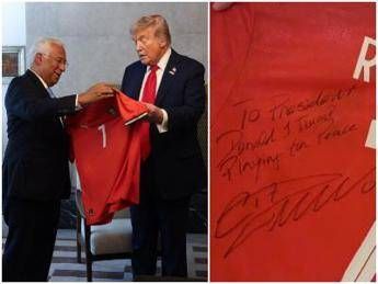 Ronaldo regala una maglia a Trump, con una dedica per la pace Ronaldo regala una maglia a Trump, con una dedica per la pace