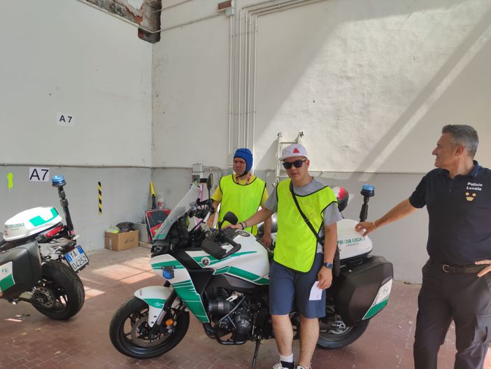 Un gruppo di ragazzi disabili in visita al comando della Polizia locale di Grugliasco Un gruppo di ragazzi disabili in visita al comando della Polizia locale di Grugliasco