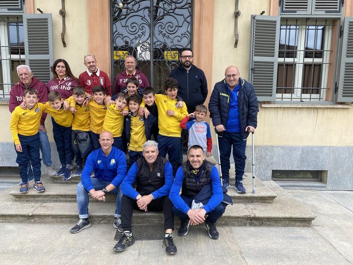 schieramento di giovani calciatori sulle scale del museo del Toro schieramento di giovani calciatori sulle scale del museo del Toro