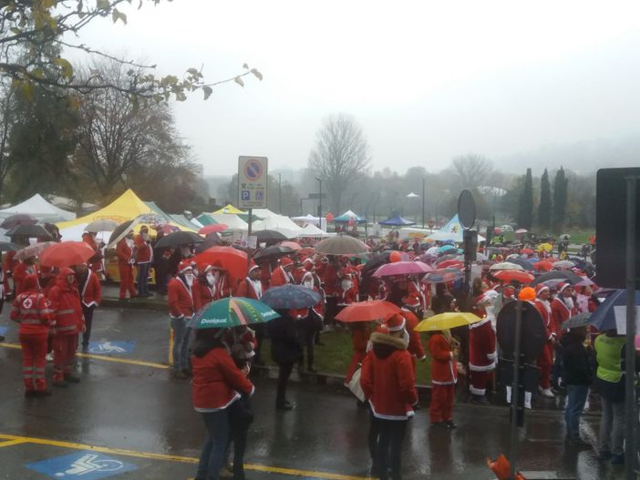 Nemmeno la pioggia ferma una solidarietà a prova di bomba: decimo raduno per i Babbi Natale sotto le finestre del Regina Margherita [FOTO e VIDEO]