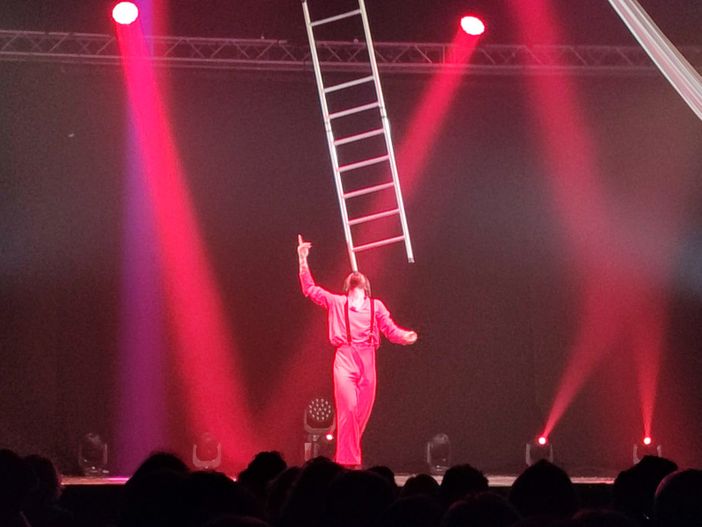 Grande successo a Grugliasco per lo spettacolo solidale di Cirko Vertigo Grande successo a Grugliasco per lo spettacolo solidale di Cirko Vertigo