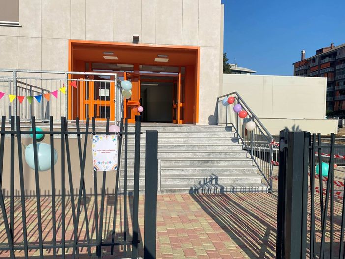 ingresso scuola baracca