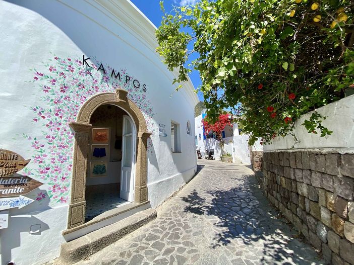 KAMPOS inaugura una NUOVA boutique a Panarea, in uno dei più esclusivi paradisi per vacanze del Mar Mediterraneo KAMPOS inaugura una NUOVA boutique a Panarea, in uno dei più esclusivi paradisi per vacanze del Mar Mediterraneo