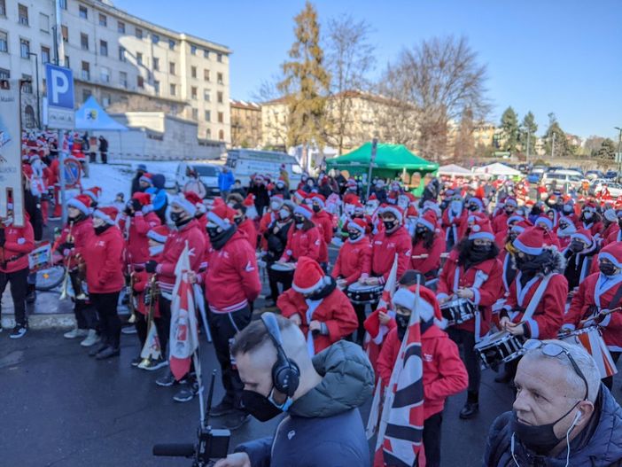 Sbandieratori davanti all'ospedale Sbandieratori davanti all'ospedale