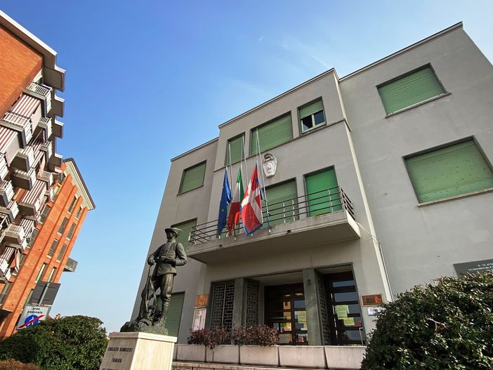 Grugliasco, bandiere a mezz'asta in municipio per le vittime dell'attentato in Congo