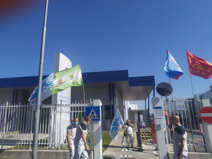 bandiere sindacati alla maserati bandiere sindacati alla maserati