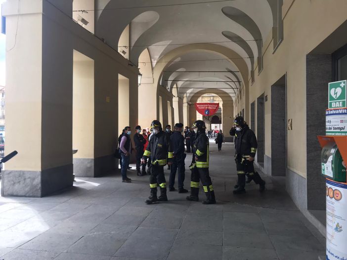 Busta con polvere bianca inviata a Cirio: dentro un foglio con scritto "antrace" [FOTO E VIDEO]