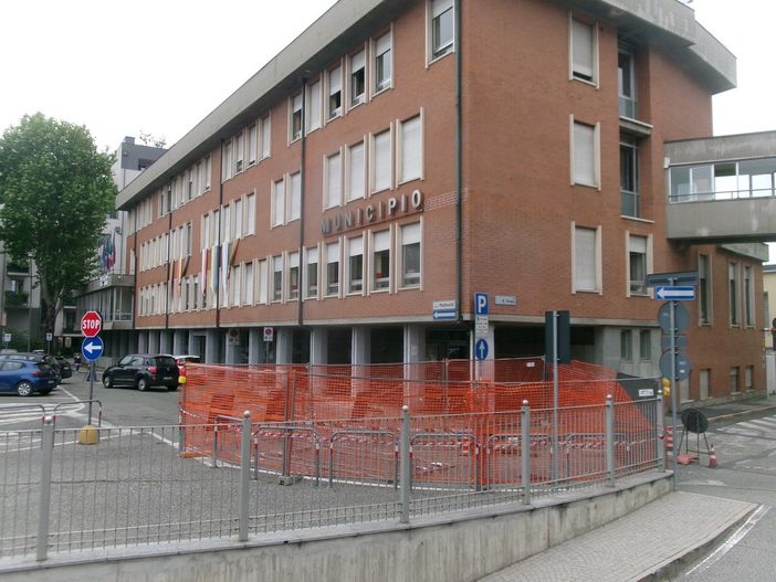 Grugliasco: cede una parte del terreno, chiuso l'accesso al Comune da piazza Matteotti Grugliasco: cede una parte del terreno, chiuso l'accesso al Comune da piazza Matteotti